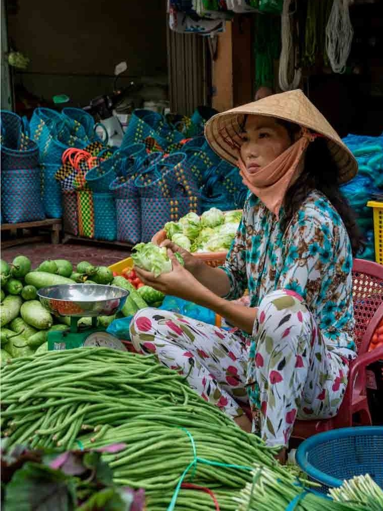 Mulher no mercado vietnamita Mulher no mercado vietnamita