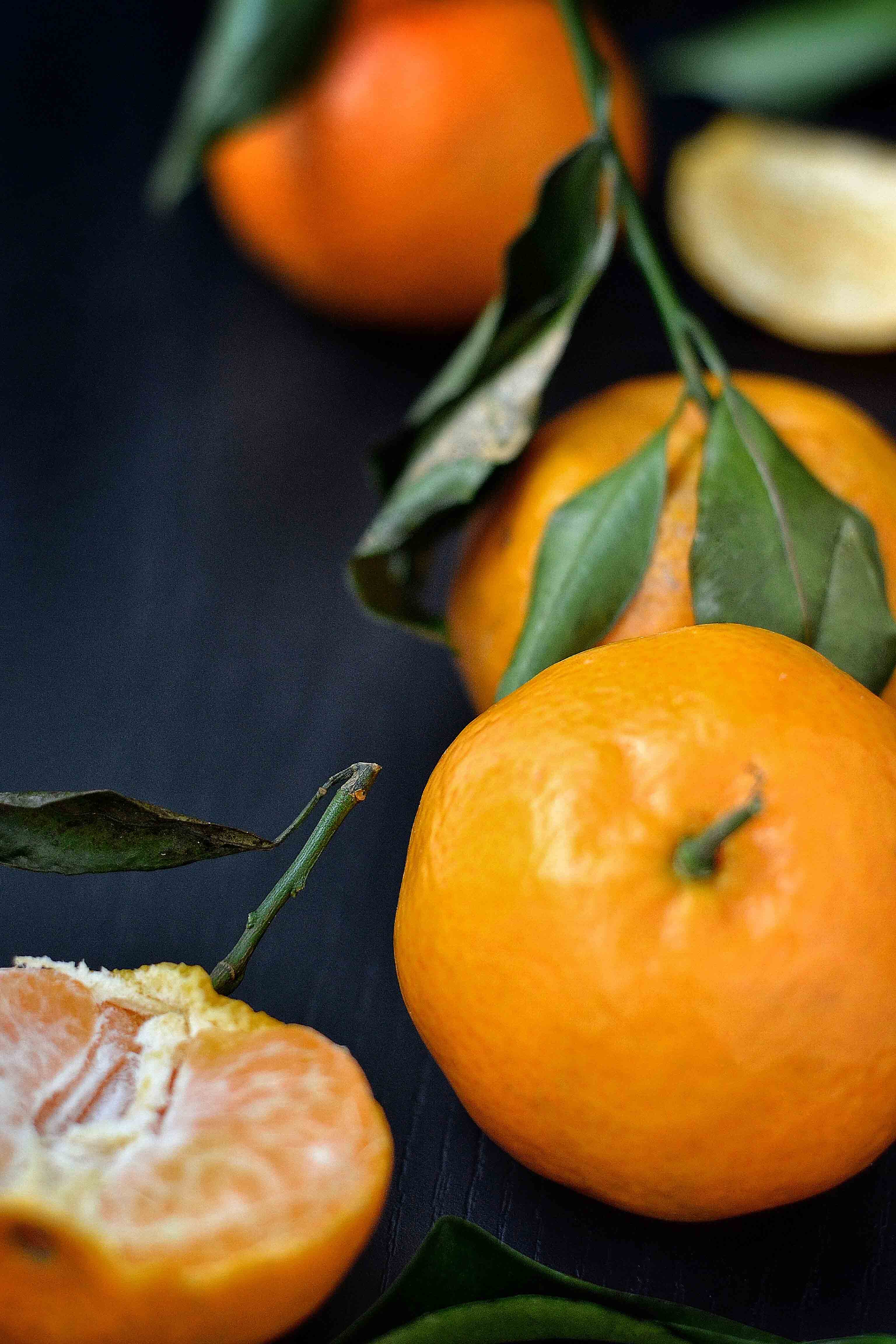 Bergamotas em três versões: food styling simples para ressaltar as cores e texturas da fruta e revelar a narrativa Bergamotas em três versões: food styling simples para ressaltar as cores e texturas da fruta e revelar a narrativa