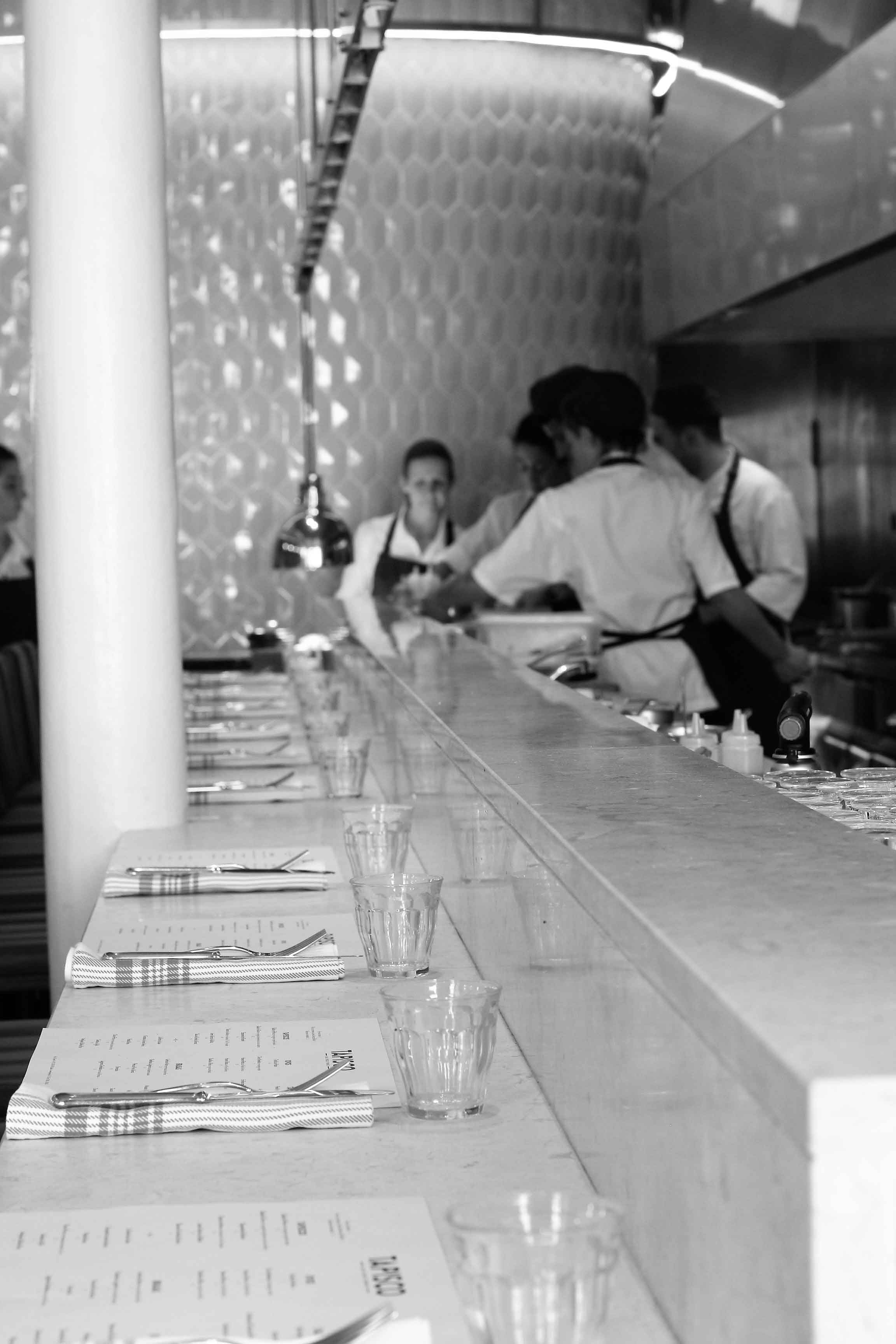 Do balcão de 11 lugares, tapas, petiscos e vermutes, sem cerimônia: Tapisco